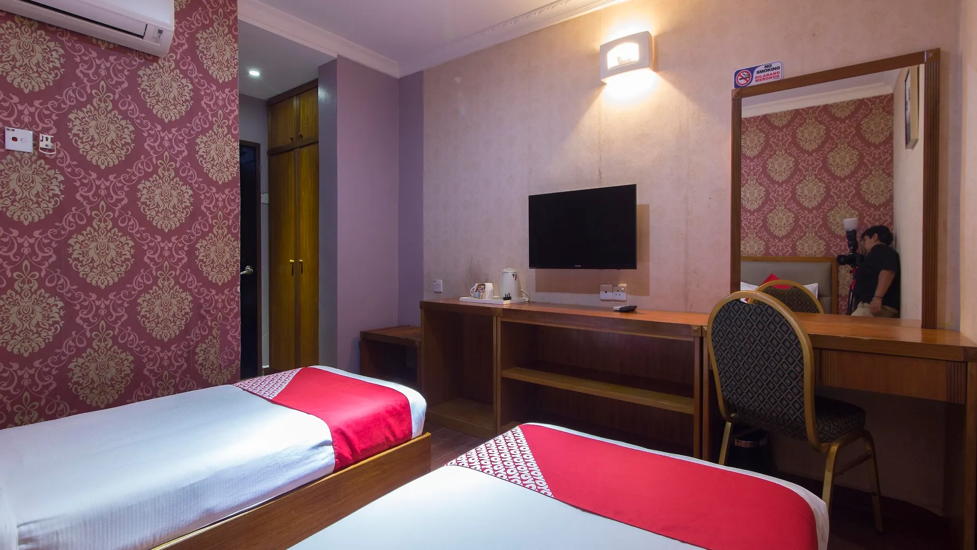 OYO 998 Queen City Hotel