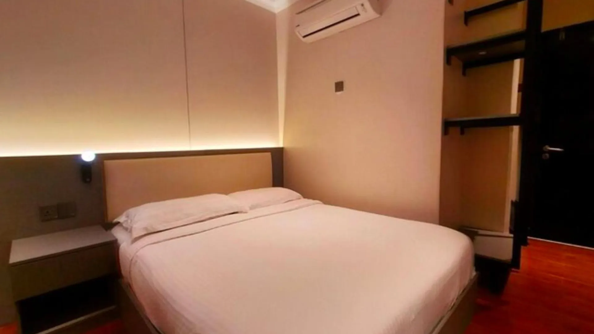 OYO 998 Queen City Hotel George Town