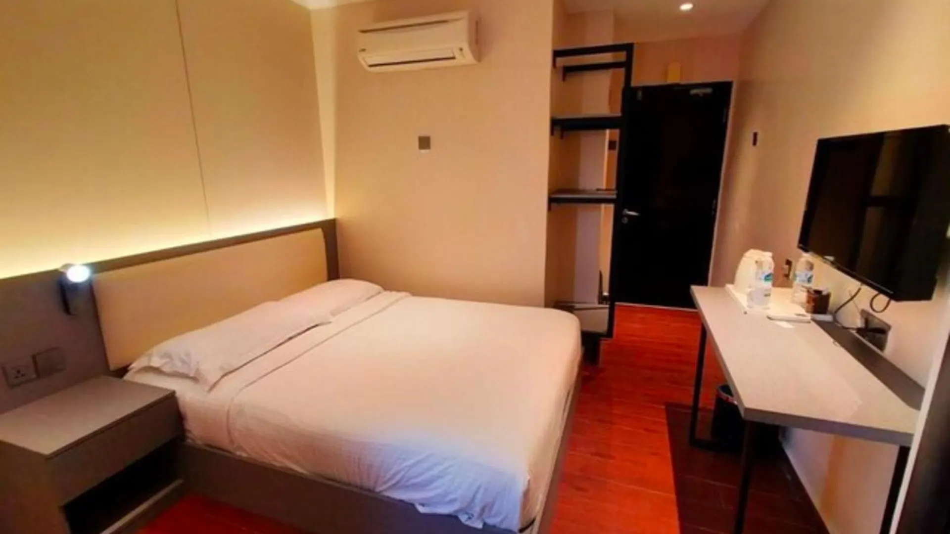 OYO 998 Queen City Hotel George Town